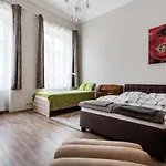 Buda Castle -shiny 3 Bedrooms بودابست