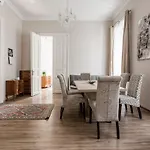 Buda Castle -shiny 3 Bedrooms بودابست
