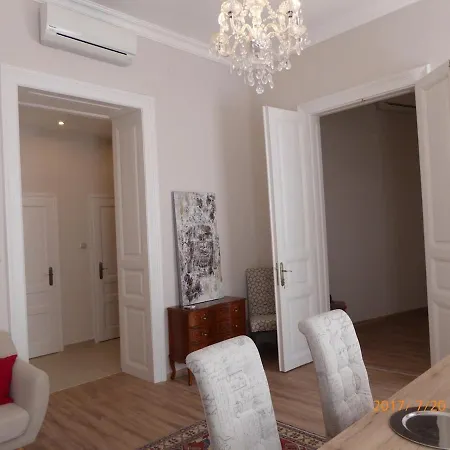 Buda Castle -shiny 3 Bedrooms شقة *