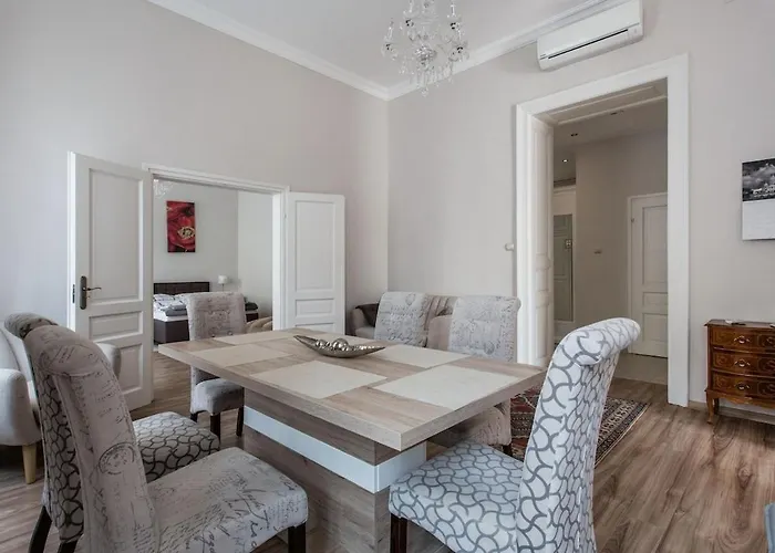 Buda Castle -shiny 3 Bedrooms Apartment *
